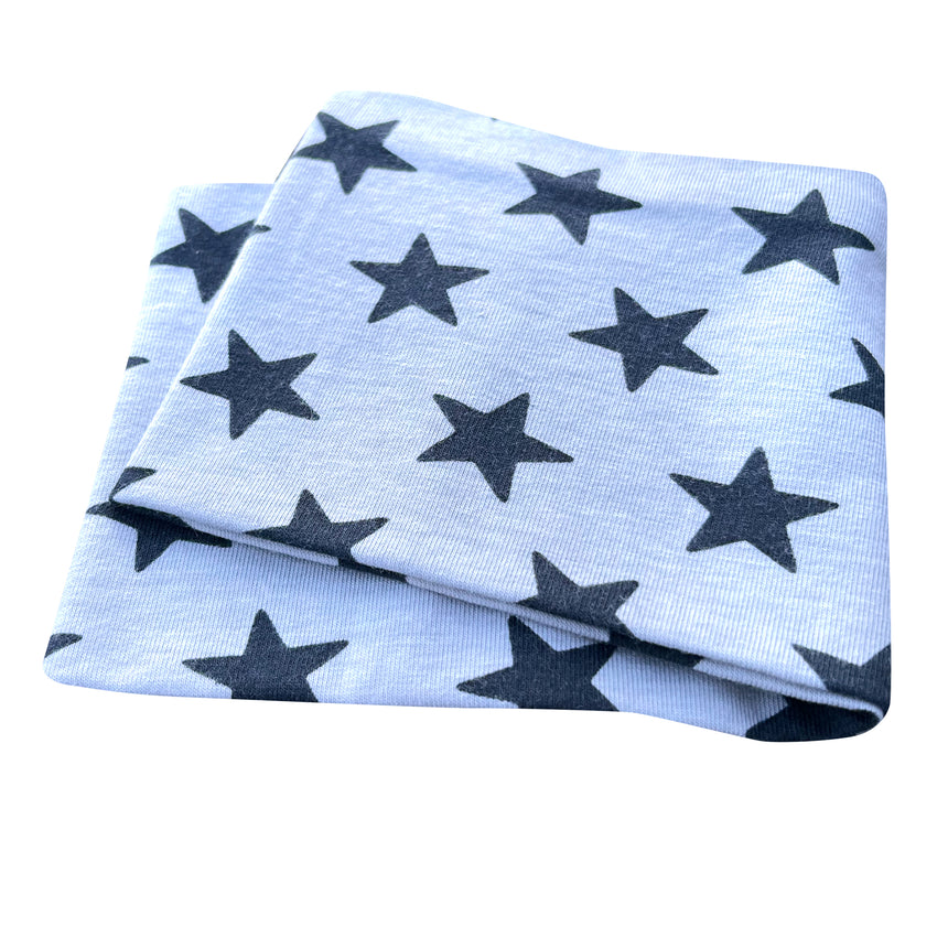 Wollhuhn Elastisches Öko Stirnband, blau-weiß gefaltet mit schwarzen Sternen, aus weichem Jersey, handgefertigt in Deutschland, ideal für vielseitige Tragemöglichkeiten.