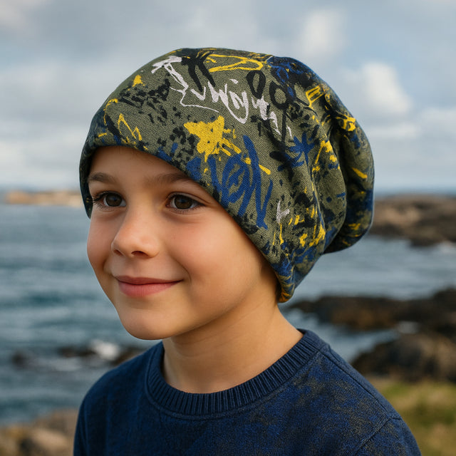 Kind trägt Wollhuhn Öko Long Beanie, Wendemütze, zweilagig, bequemer Sitz, ideal für alle Jahreszeiten, mit weichem Baumwolljersey gefüttert. Perfekt für Kinder.