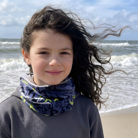 Kind am Strand mit Wollhuhn Leichtes Lockeres Öko Jersey Halstuch, ideal für Übergangszeiten. Handgemacht aus weichem Öko-Jersey, schützt vor Wind und Sonne.