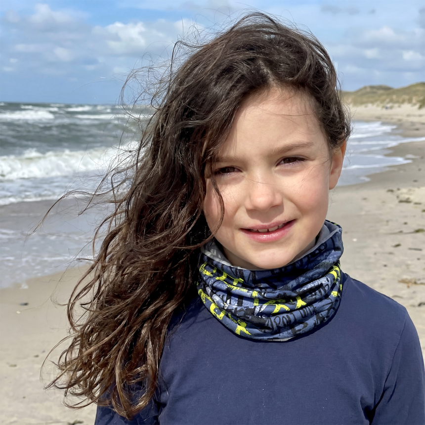 Wollhuhn Leichtes Lockeres Öko Jersey Halstuch: Ein Kind am Strand trägt den handgemachten, weichen Schlupfschal, ideal für Übergangszeiten, schützt vor Wind.