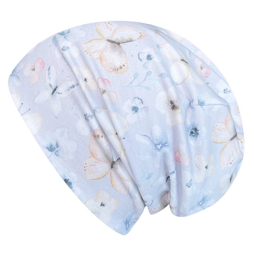 Wollhuhn Öko Long Beanie / Wendemütze, ganzjährig tragbar, zeigt zarte blaue Blumen auf weißem Stoff, aus weichem Baumwolljersey, ideal für Kinder und Jugendliche.
