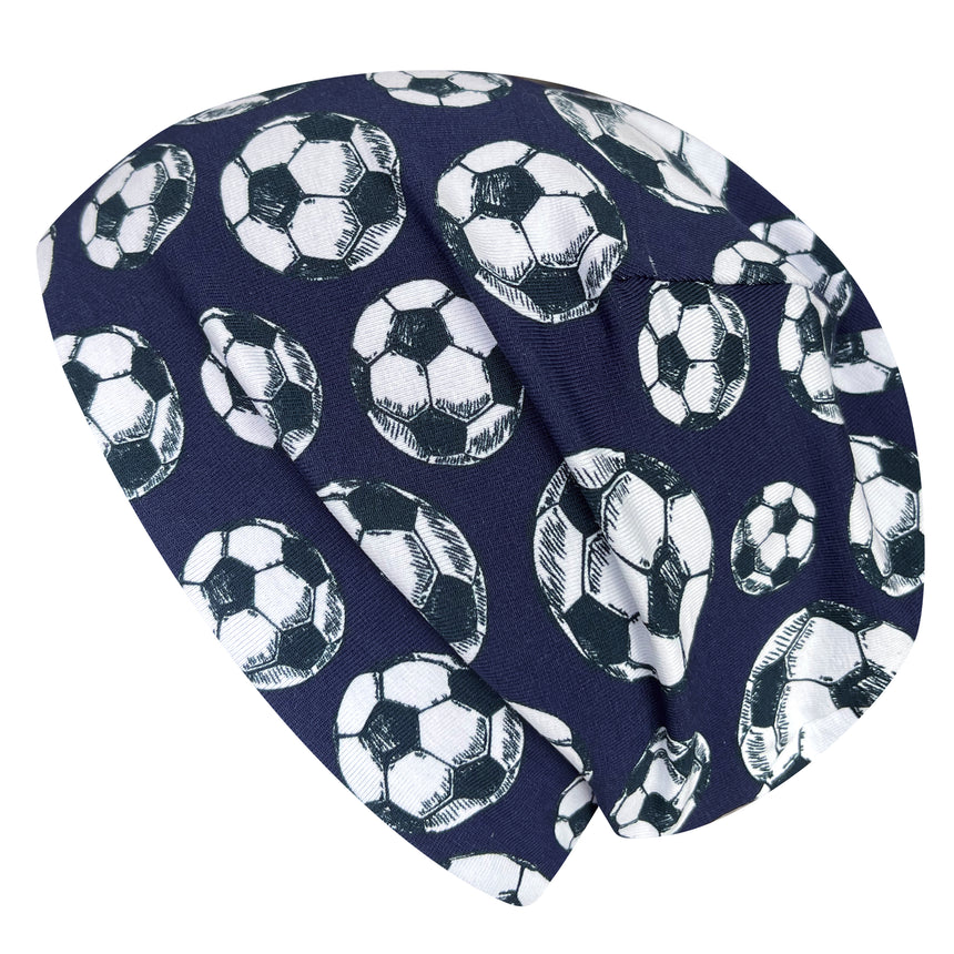 Wollhuhn Öko Shorties Wendemütze, zweilagig, Fußballmuster. Handgenäht, bequem, ideal für aktive Kinder. Hochwertiger Öko-Jersey, flexibel und mitwachsend.