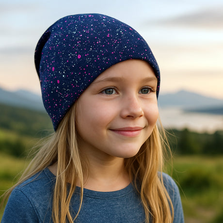 Mädchen trägt eine Wollhuhn Öko Shorties Wendemütze, ideal für Kinder, handgefertigt aus Öko-Jersey, komfortabel und mitwachsend. Perfekt für Schule und Freizeit.