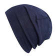 Wollhuhn Öko Shorties: Nahaufnahme einer dunkelblauen, handgemachten, zweilagigen Beanie aus weichem Öko-Jersey, ideal für aktive Kinder und Teenager.