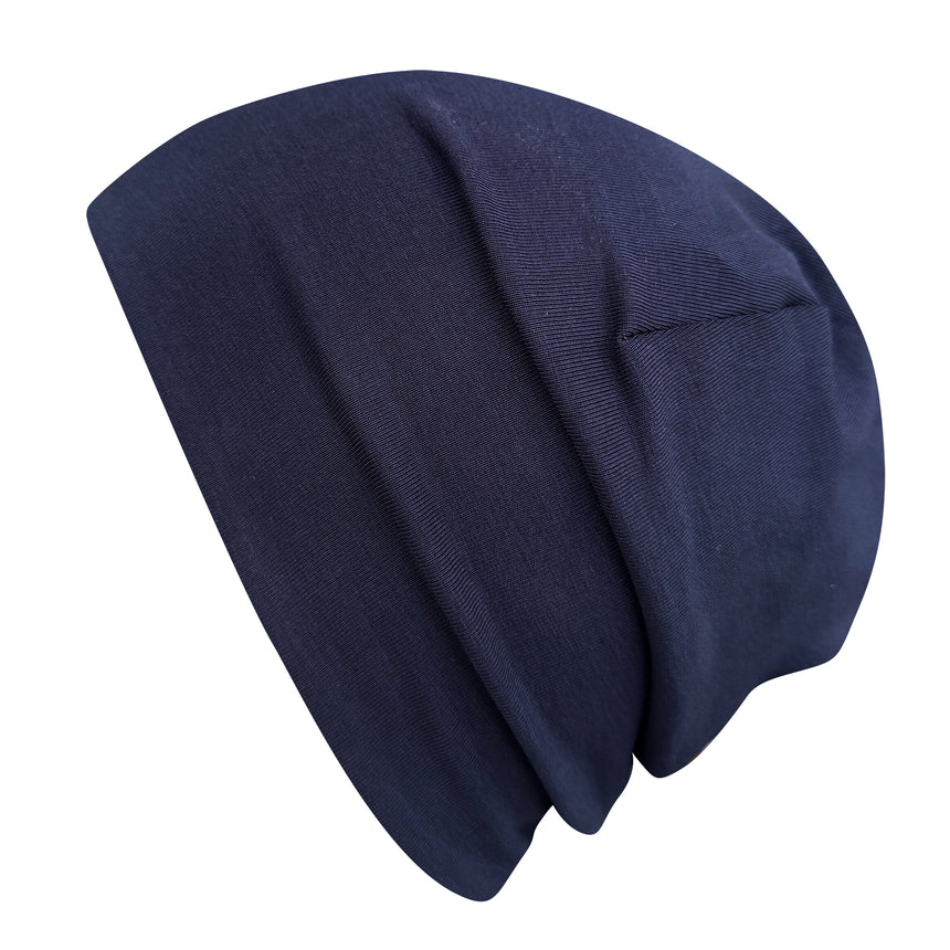 Wollhuhn Öko Shorties: Nahaufnahme einer dunkelblauen, handgemachten, zweilagigen Beanie aus weichem Öko-Jersey, ideal für aktive Kinder und Teenager.
