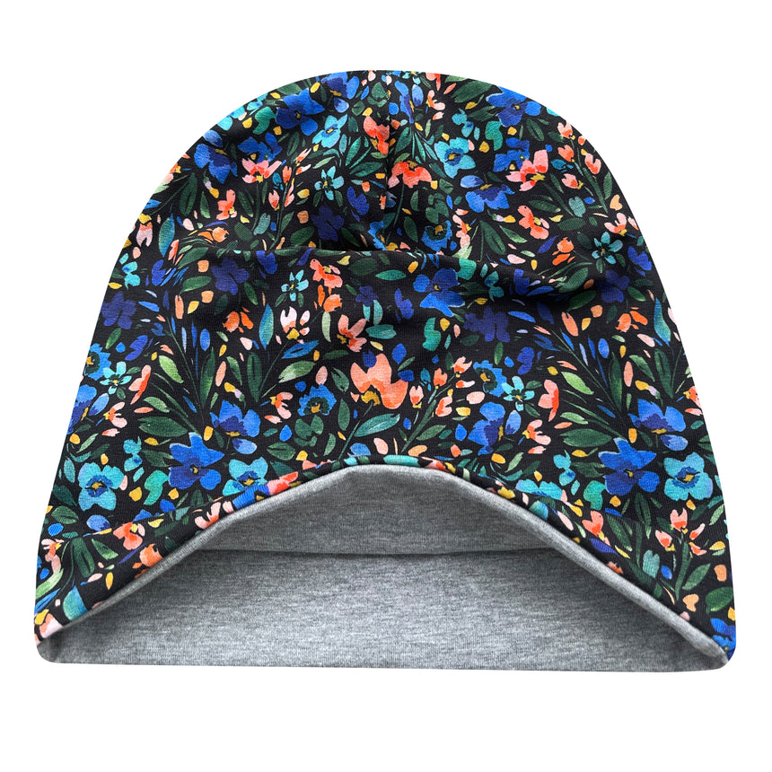 Wollhuhn Öko Long Beanie: Zweilagige, farbenfrohe Wendemütze mit Blumenmuster, weich und dehnbar, ideal für Kinder, handgefertigt aus Öko-Jersey, für ganzjähriges Tragen.