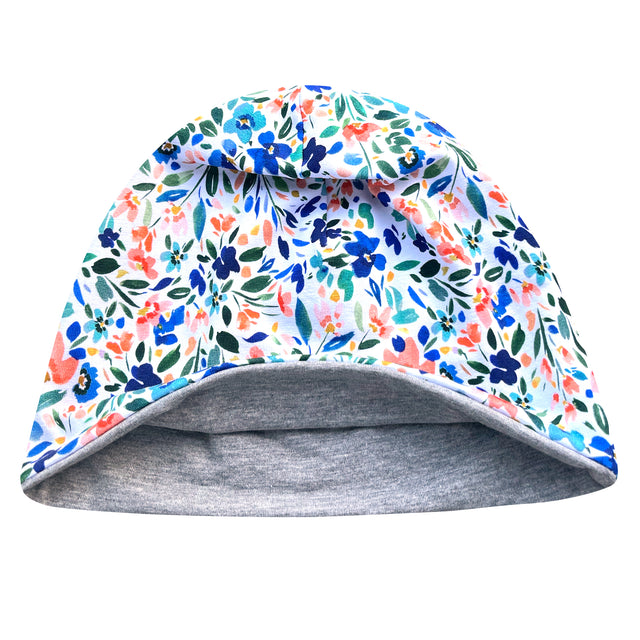 Wollhuhn Öko Shorties, Wendemütze, zweilagig, Blumenmuster, zeigt Detailansicht eines handgemachten Beanies aus weichem Öko-Jersey, ideal für Kinder und Jugendliche.