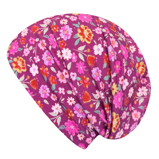 Wollhuhn Öko Long Beanie, Wendemütze: Nahaufnahme einer lila Mütze mit Blumenmuster, zweilagig aus weichem Baumwolljersey, ideal für Kinder und Jugendliche.