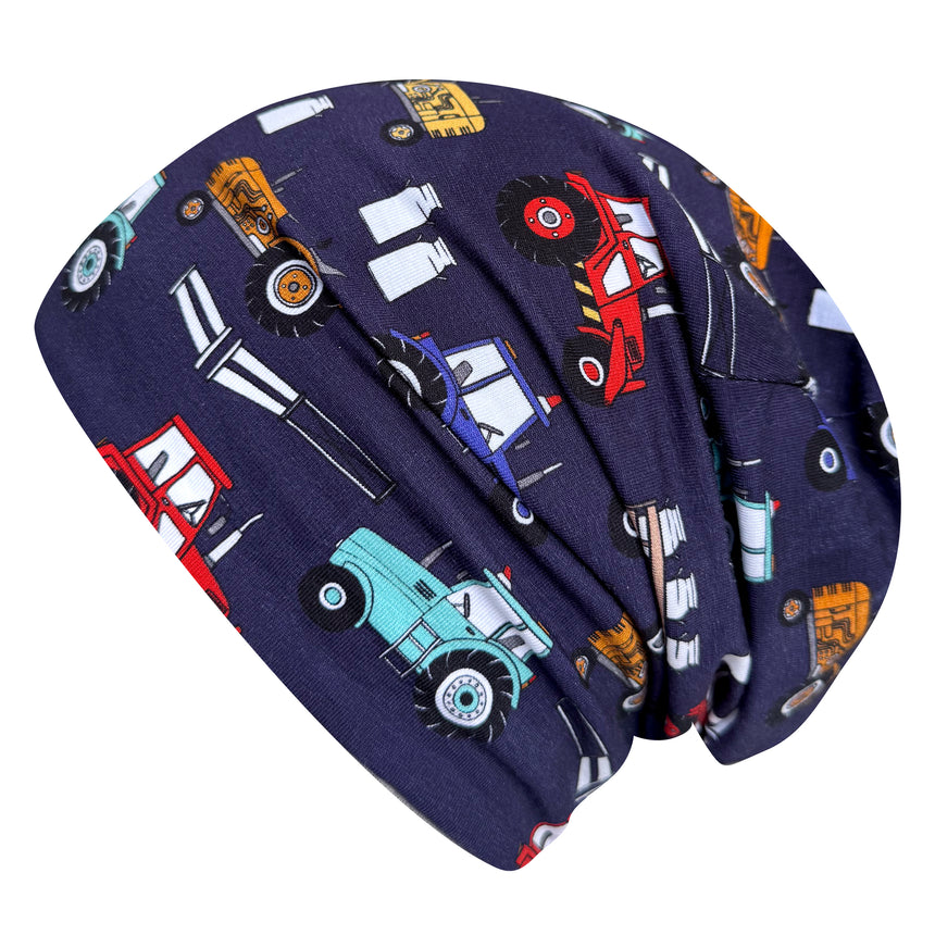 Wollhuhn Öko Long Beanie, zweilagig, mit Traktor-Motiv auf dunkelblauem Jersey. Bequeme Passform, ideal für Kinder, handgefertigt in Deutschland.