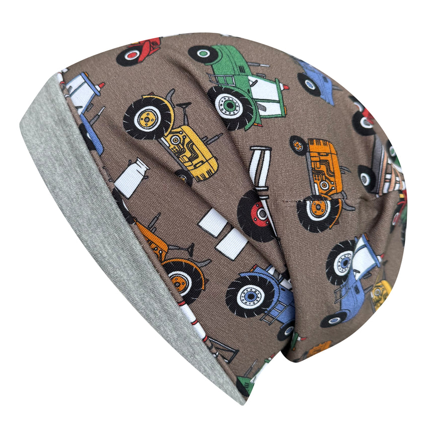 Wollhuhn Öko Long Beanie, zweilagig, mit Traktor-Design auf braunem Stoff, bequem und wendbar, ideal für Kinder, handgefertigt in Deutschland.