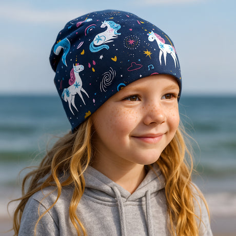 Wollhuhn Öko Shorties Wendemütze, zweilagig, dunkelblau mit Einhörnern. Handgemachte, elastische Beanie für Kinder, ideal unter Helmen, von Wollhuhn in Deutschland gefertigt.