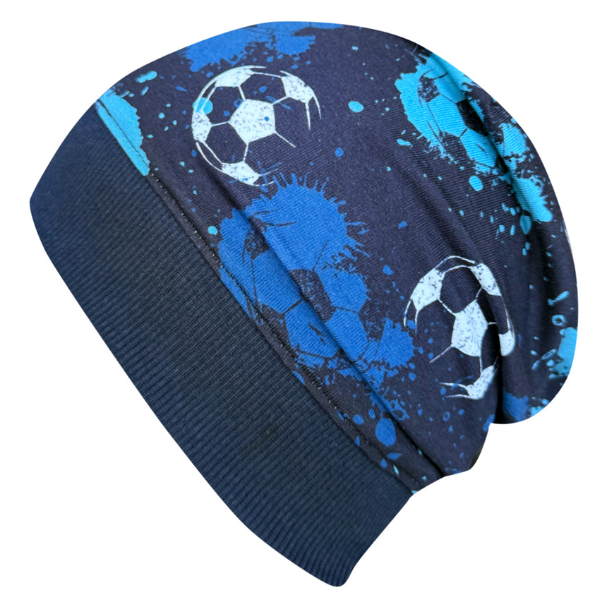 Wollhuhn Dünne Öko Beanie-Mütze: Dunkelblauer Strick mit Fußballmotiven, entspannter Sitz, aus weichem Öko-Jersey, ideal für Übergangszeiten. Handgefertigt in Deutschland.