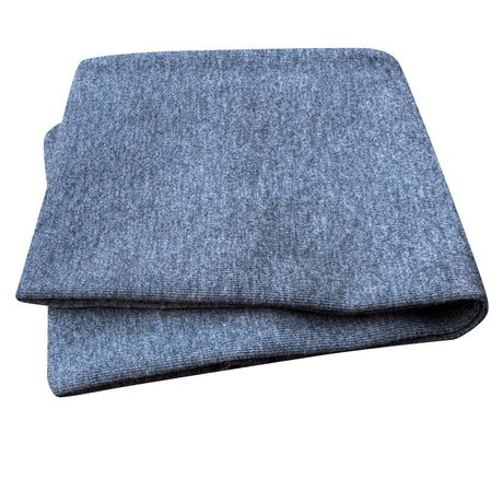 Wollhuhn Elastisches Öko Stirnband - Nahaufnahme eines weichen, zweilagigen, mittelgrauen Jersey-Stirnbands, ideal für vielseitigen Gebrauch und handgefertigt aus Bio-Baumwolle.