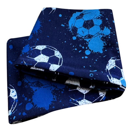 Wollhuhn Elastisches Öko Stirnband/Haarband, Jersey, zweilagig, breit, mit dunkelblauen Fußballmotiven auf Bio-Baumwolle, handgemacht, weich und vielseitig tragbar.