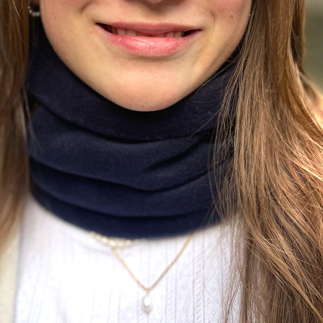 Frau trägt Wollhuhn WINTER Halstuch/Schlupfschal „Unser Wärmster“, ein doppellagiger Fleece-Loop, handgefertigt in Deutschland, ideal für kalte Tage.
