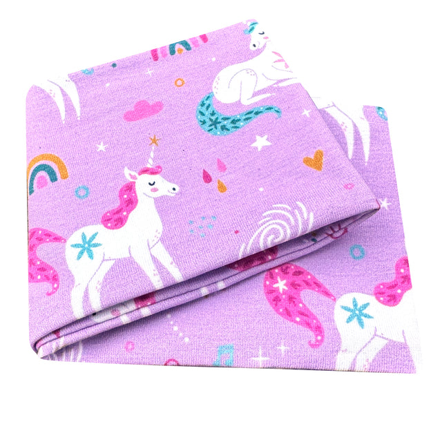 Wollhuhn Elastisches Öko Stirnband: Doppellagiges, lila Jersey-Stirnband mit Einhörnern und Regenbögen, handgemacht, weich und dehnbar aus Bio-Baumwolle, ideal für Kinder und Erwachsene.