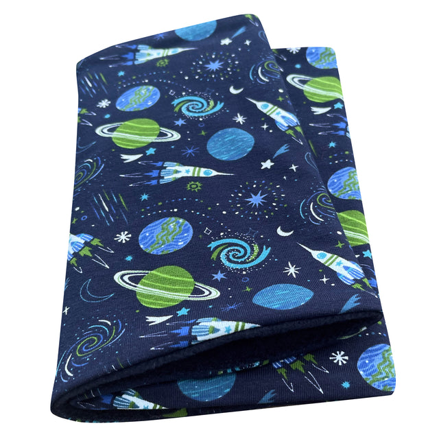 Wollhuhn Halstuch / Schlupfschal WARM mit Fleece, dunkelblau, zeigt Planeten- und Sternenmuster. Ideal für kalte Tage, handgefertigt in Deutschland.