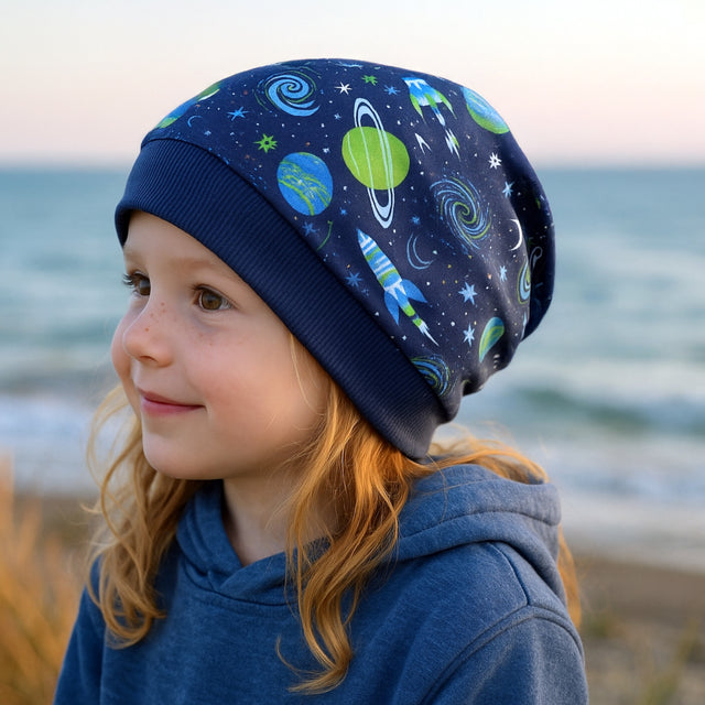 Wollhuhn Dünne Öko Beanie-Mütze Sommer/Übergang Einlagig Space/Rakete Dunkelblau – handgemacht, elastisches Bündchen, ideal für kühle Tage und unter Helmen tragbar.