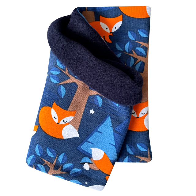 Wollhuhn Halstuch / Schlupfschal / Loop WARM, Innen Fleece, Nightfox Füchse Dunkelblau/Orange, zeigt ein verspieltes Fuchs- und Baum-Muster auf weichem, doppellagigem Stoff.