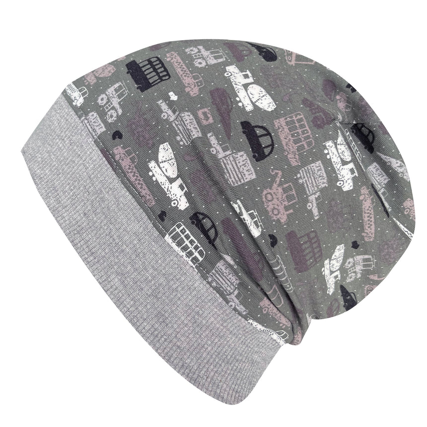 Wollhuhn Dünne Öko Beanie-Mütze mit grauem Autos-Muster, handgemacht aus dehnbarem Öko-Jersey, ideal für Sommer und Übergang, komfortabel und atmungsaktiv.