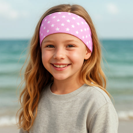Mädchen lächelt mit Wollhuhn Elastisches Öko Stirnband, zweilagig und breit, ideal für Schule und Outdoor-Aktivitäten, handgefertigt aus Bio-Baumwolle.