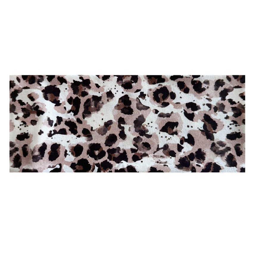 Wollhuhn Elastisches Öko Stirnband/Haarband Jersey Zweilagig Breit Leo Creme: Nahaufnahme des Leopardenmusters auf weichem, handgemachtem, dehnbarem Stirnband aus Bio-Baumwolle.