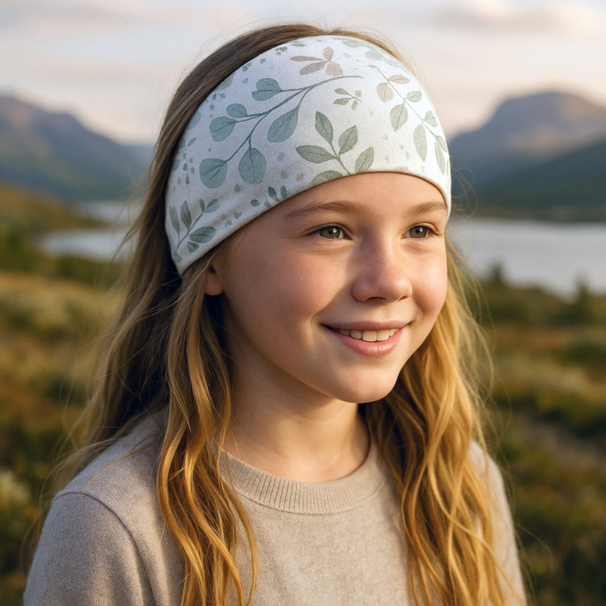Mädchen trägt Wollhuhn Elastisches Öko Stirnband, handgefertigt aus weichem, dehnbarem Jersey, ideal für verschiedene Aktivitäten und Helmuntertauglich. Perfekt für stilvolle, nachhaltige Nutzung.