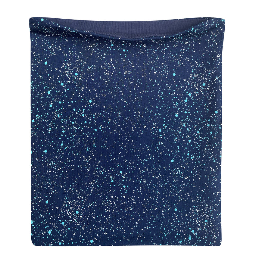 Wollhuhn LONG Loop, Jersey- oder Fleecefutter, Galaxy Blau: Detailaufnahme eines blau-weiß gesprenkelten, handgemachten Loopschals, ideal für komfortablen Schutz vor Wind und Wetter.