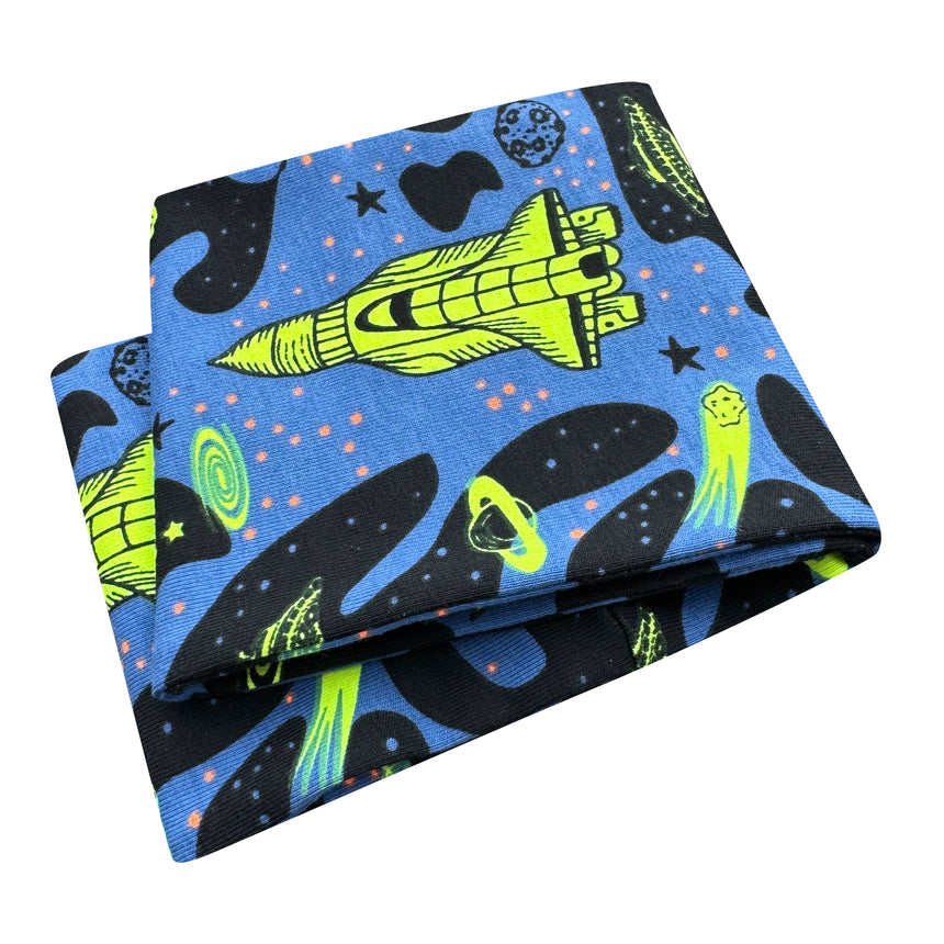Wollhuhn Elastisches Öko Stirnband: Handgemachtes, doppellagiges Jersey-Stirnband mit Space/Rakete-Motiv, ideal für Freizeit und Sport, aus weicher Bio-Baumwolle.