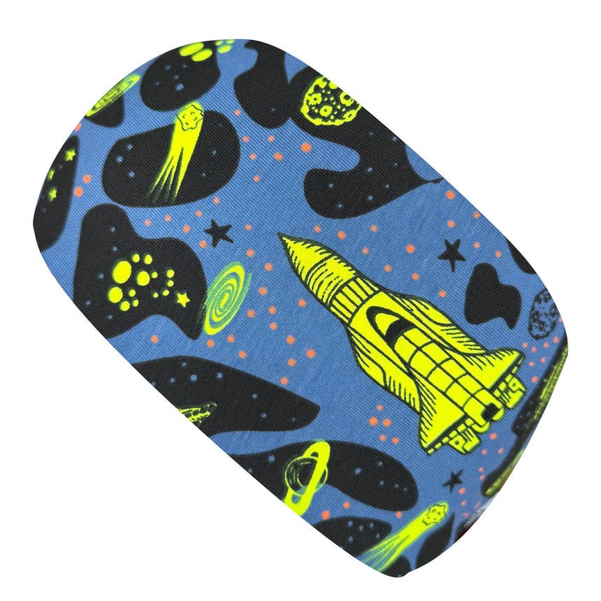 Wollhuhn Elastisches Öko Stirnband Jersey, zweilagig, mit gelber Rakete und Sternen auf blauem Hintergrund, handgefertigt und vielseitig tragbar.