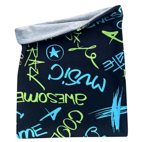 Wollhuhn LONG Loop, Jersey- oder Fleecefutter, Cool Music Schwarz: Ein langer, wendbarer Schlauchschal mit grauem Innenfutter, schwarz mit buntem Graffiti-Design außen.
