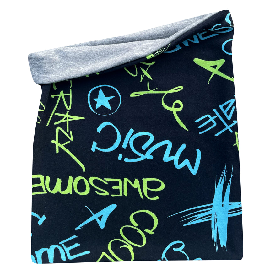 Wollhuhn LONG Loop, Jersey- oder Fleecefutter, Cool Music Schwarz: Ein langer, wendbarer Schlauchschal mit grauem Innenfutter, schwarz mit buntem Graffiti-Design außen.