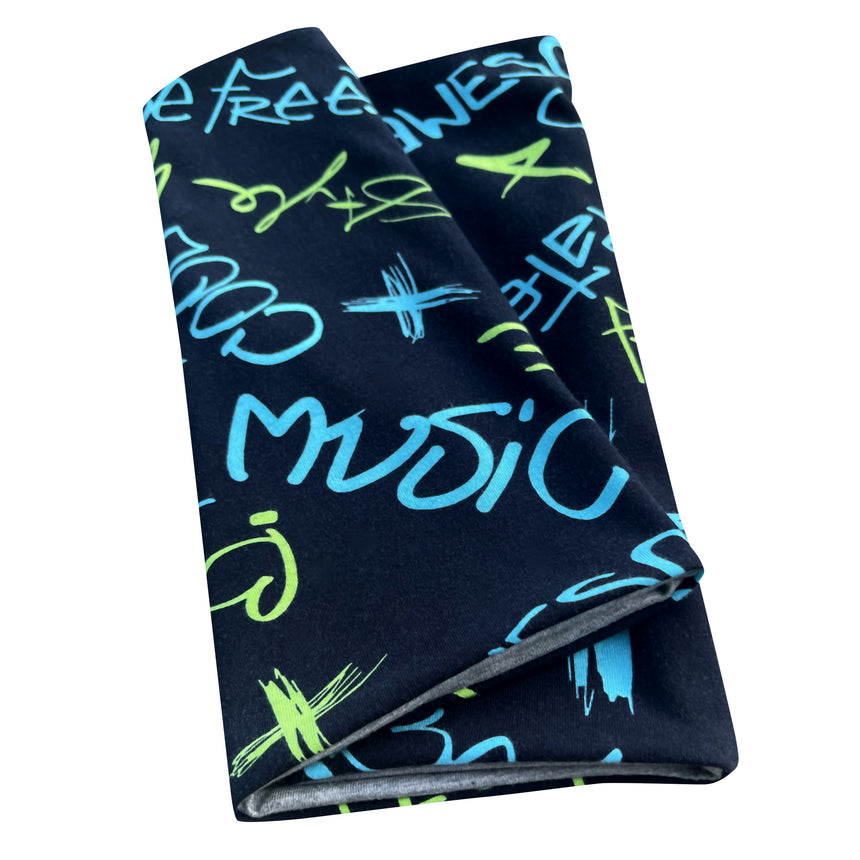Wollhuhn LONG Loop, Jersey- oder Fleecefutter, Cool Music Schwarz: Dunkelblauer Schlauchschal mit graffitiartigen Schriftzügen und Mustern in leuchtendem Blau und Grün. Ideal für Kinder und Erwachsene.