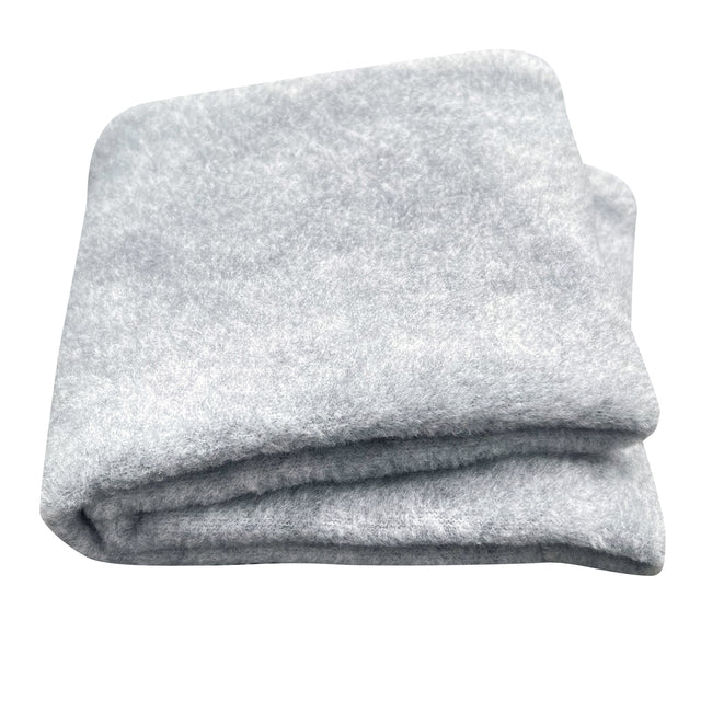 Wollhuhn Elastisches Öko Stirnband / Haarband Fleece Zweilagig Breit Einfarbig Hellgrau, gefaltet auf weißem Hintergrund, zeigt handgemachte Qualität und kuscheliges Material.