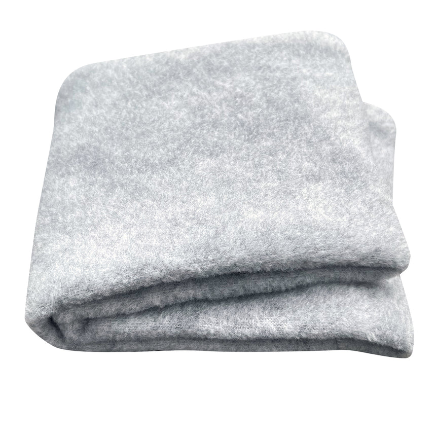 Wollhuhn Elastisches Öko Stirnband / Haarband Fleece Zweilagig Breit Einfarbig Hellgrau, gefaltet auf weißem Hintergrund, zeigt handgemachte Qualität und kuscheliges Material.