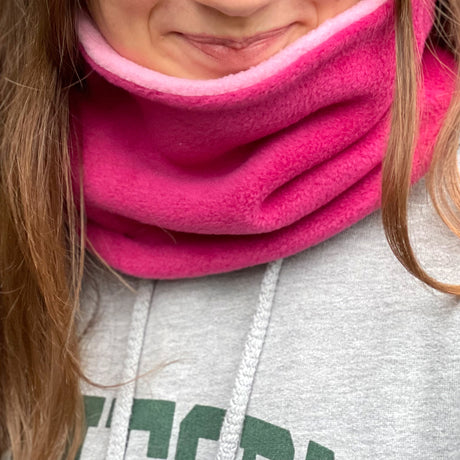Frau trägt Wollhuhn WINTER Halstuch/Schlupfschal „Unser Wärmster“, aus doppellagigem Fleece, ideal für Kälteschutz und Komfort.