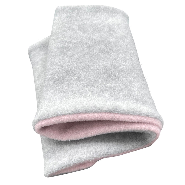Wollhuhn WINTER Halstuch/Schlupfschal „Unser Wärmster“, doppellagiger Fleece, handgenäht, ideal für Kinder und Erwachsene, auf weißem Hintergrund gefaltet.