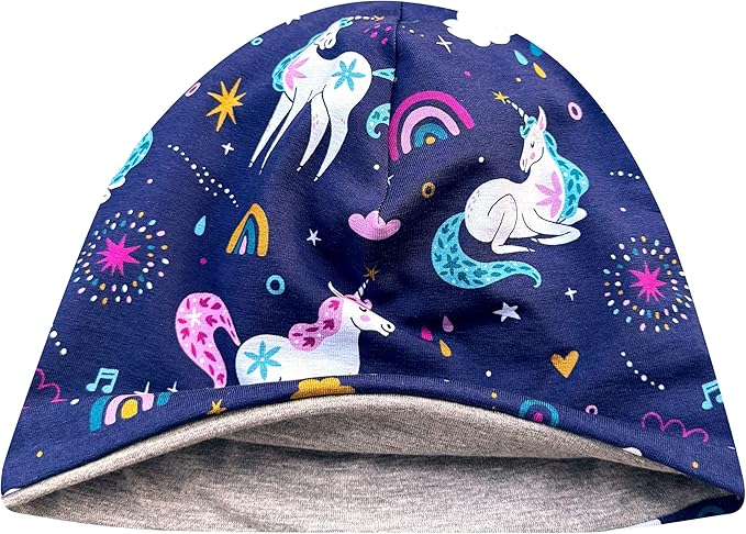 Wollhuhn Öko Shorties: Kinderbeanie mit Einhörnern, Regenbögen und Sternen auf dunkelblauem Jersey, wendbar mit grauer Innenseite. Handgenäht, zweilagig, dehnbar und formstabil.