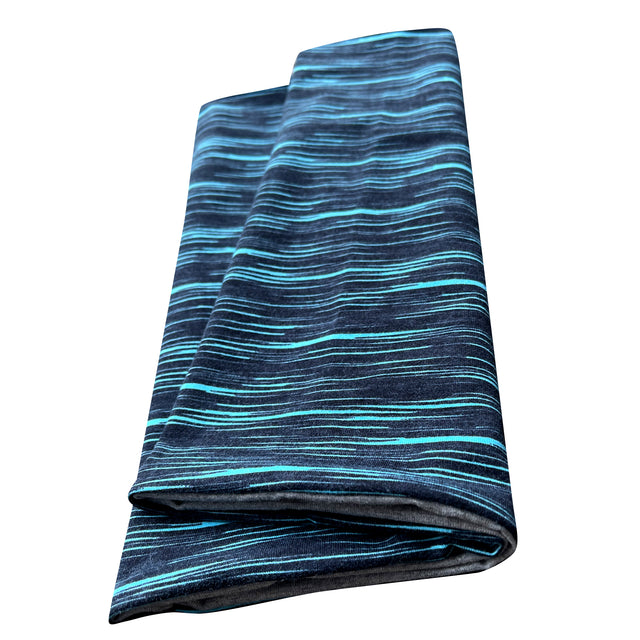 Wollhuhn LONG Loop, handgemachter Schal mit blau-schwarzen Streifen, ideal für Komfort und Wärme; geeignet für Kinder und Erwachsene, wendbar und vielseitig einsetzbar.