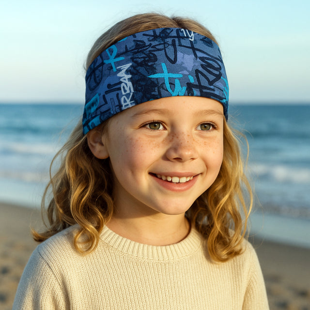 Wollhuhn Elastisches Öko Stirnband: Mädchen trägt ein zweilagiges, breites Jersey-Stirnband, ideal für Outdoor-Aktivitäten, handgemacht in Deutschland aus zertifizierter Bio-Baumwolle.