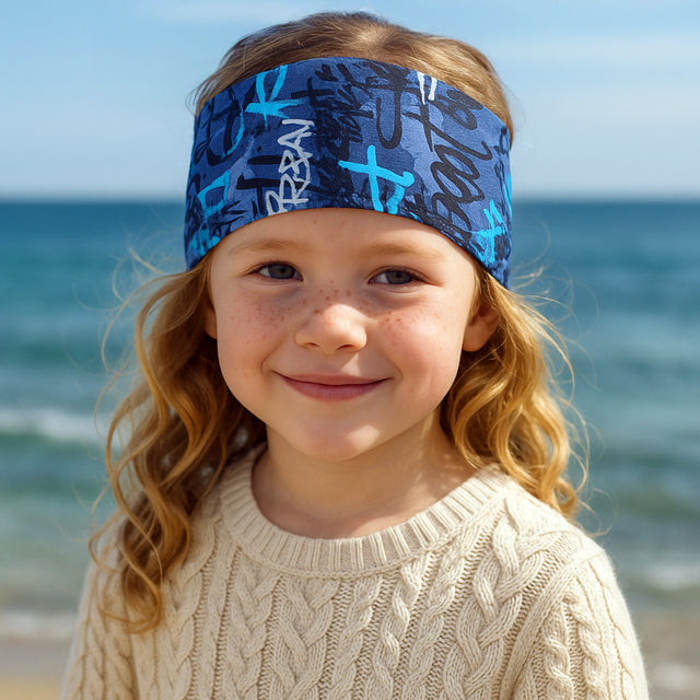 Mädchen trägt Wollhuhn Elastisches Öko Stirnband, zweilagig und breit, ideal für Sport und Alltag, handgemacht aus weichem Jersey, passend für Kinder und Erwachsene.