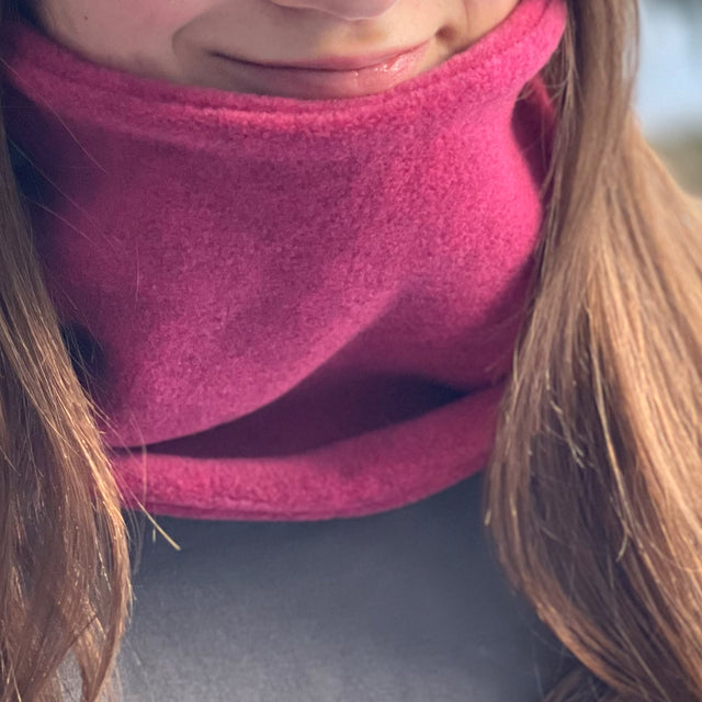 Frau trägt Wollhuhn WINTER Halstuch/Schlupfschal „Unser Wärmster“, zwei Lagen Fleece, handgemacht in Beere Meliert, ideal für Kälteempfindliche.
