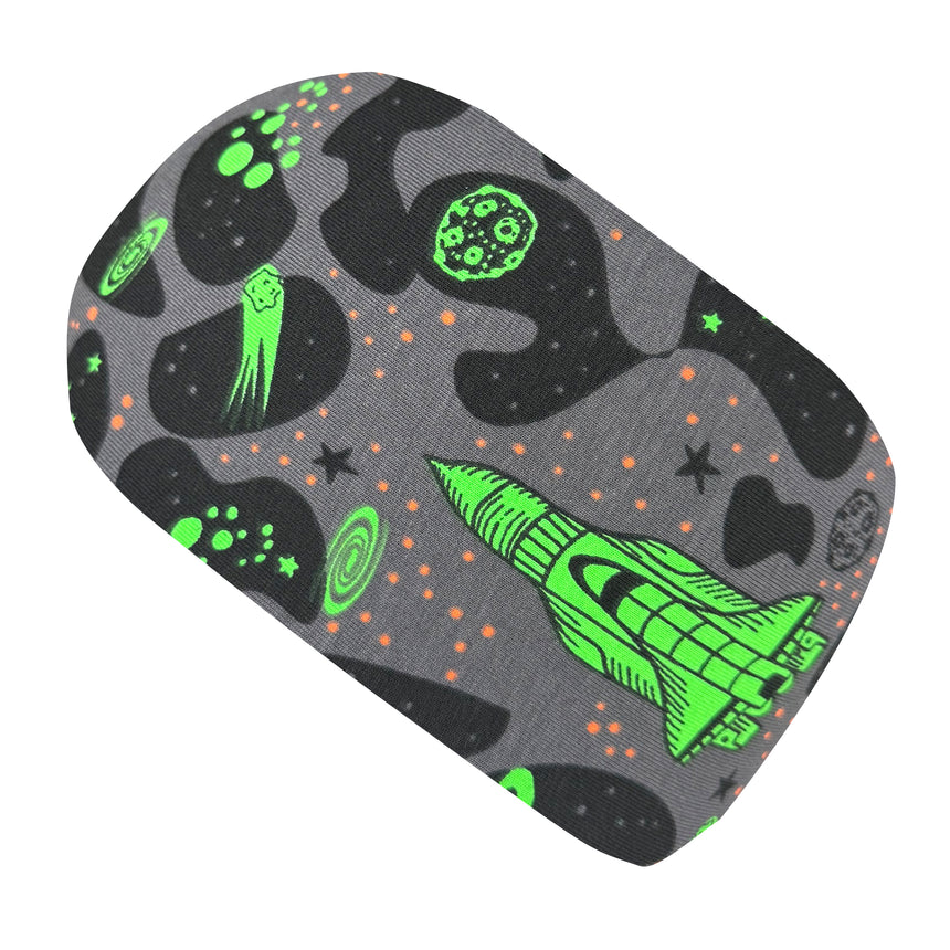 Wollhuhn Elastisches Öko Stirnband/Haarband Jersey Zweilagig Breit Space/Rakete Neon Grün, zeigt grünes Raketenmuster auf grauem Stoff, ideal für Alltag und Outdoor-Aktivitäten.