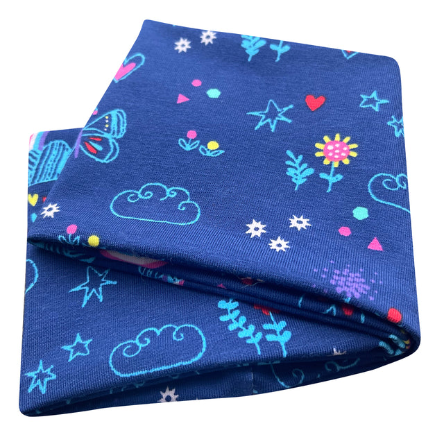 Wollhuhn Elastisches Öko Stirnband / Haarband Jersey Zweilagig Breit Dreamy Dunkelblau, gefaltet, mit Blumen- und Sternenmuster, handgemacht aus weichem, dehnbarem Bio-Jersey.