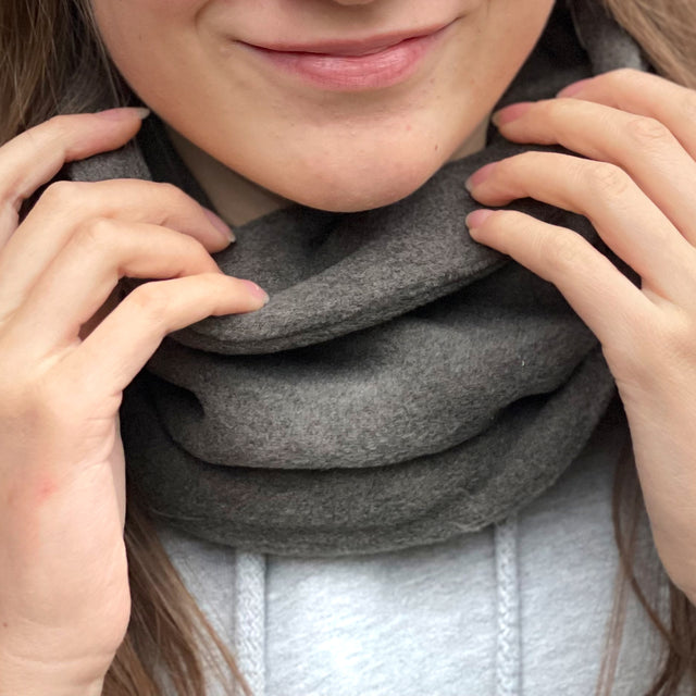 Frau trägt Wollhuhn WINTER Halstuch/Schlupfschal „Unser Wärmster“, doppellagiger Fleece, sorgt für Wärme und Tragekomfort, handgefertigt in Deutschland.