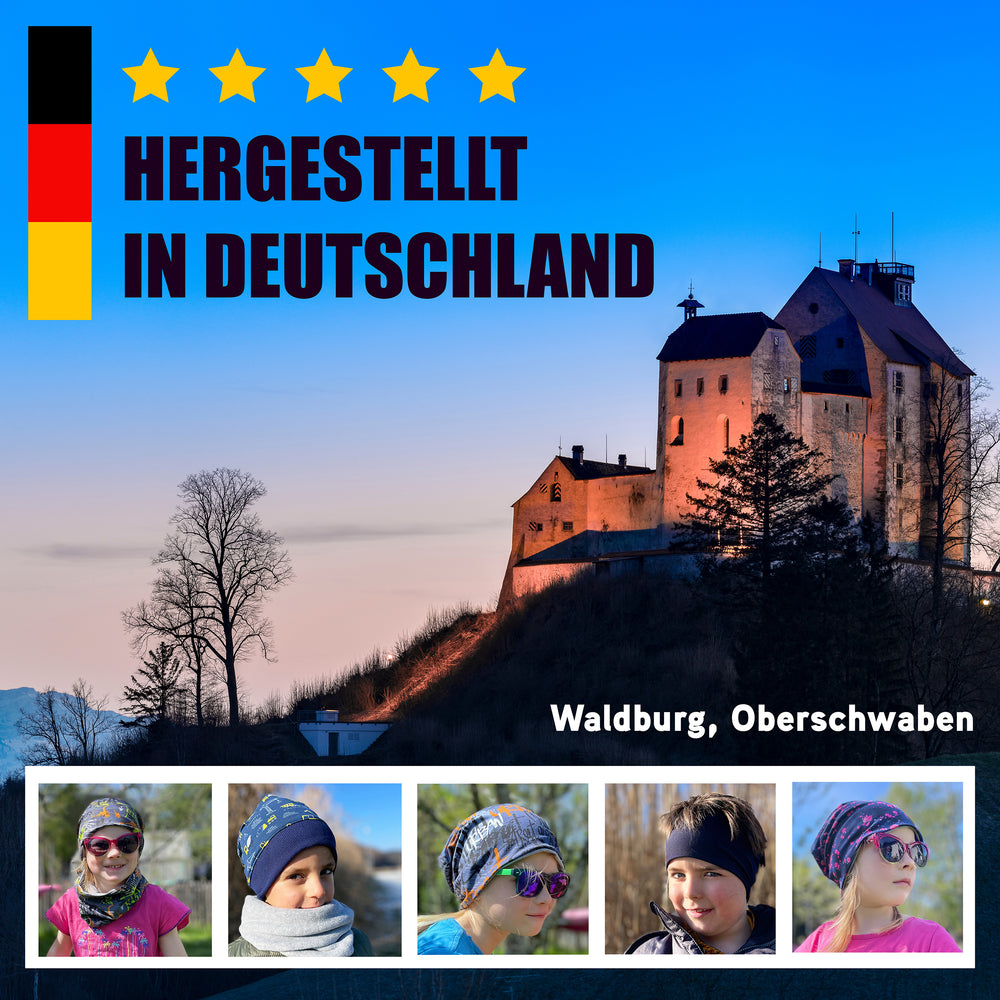 Gruppe auf Hügel mit Schloss, Kinder tragen Wollhuhn elastisches Öko-Stirnband, handgemacht, vielseitig und bequem für Outdoor-Aktivitäten, in Blau/Schwarz mit coolen Totenkopf-Designs.