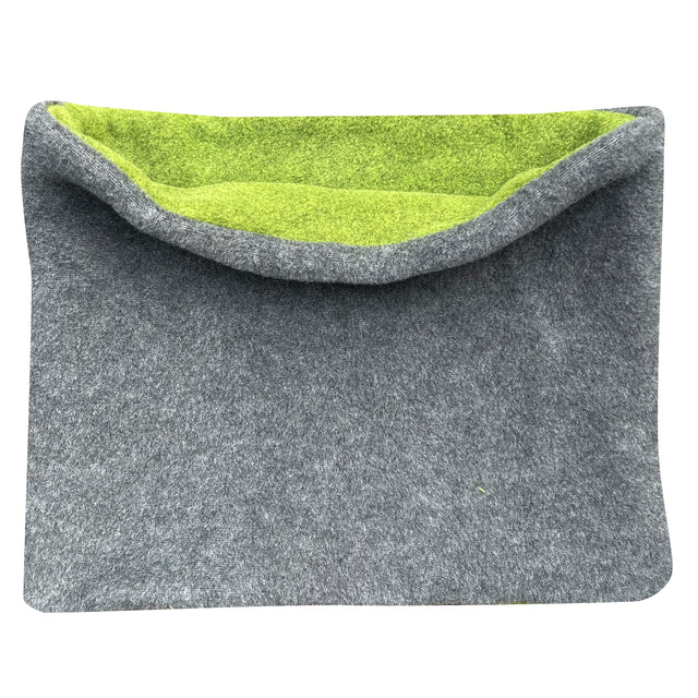 Wollhuhn WINTER Halstuch/Schlupfschal „Unser Wärmster“ in Anthrazit/Grün, zeigt handgefertigten, doppellagigen Fleece, ideal für kalte Tage, geeignet für Kinder und Erwachsene.