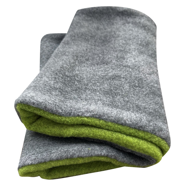 Wollhuhn WINTER Halstuch/Schlupfschal „Unser Wärmster“, doppellagig aus Fleece, handgemacht, ideal für kalte Tage, anthrazit/grün, kuschelig und wendbar.