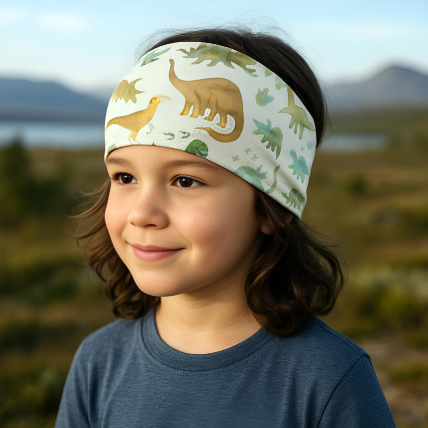 Kind mit Wollhuhn Elastisches Öko Stirnband / Haarband Jersey Zweilagig Breit Dinos Beige, handgefertigt, weich und dehnbar, ideal für Freizeit und Sport.