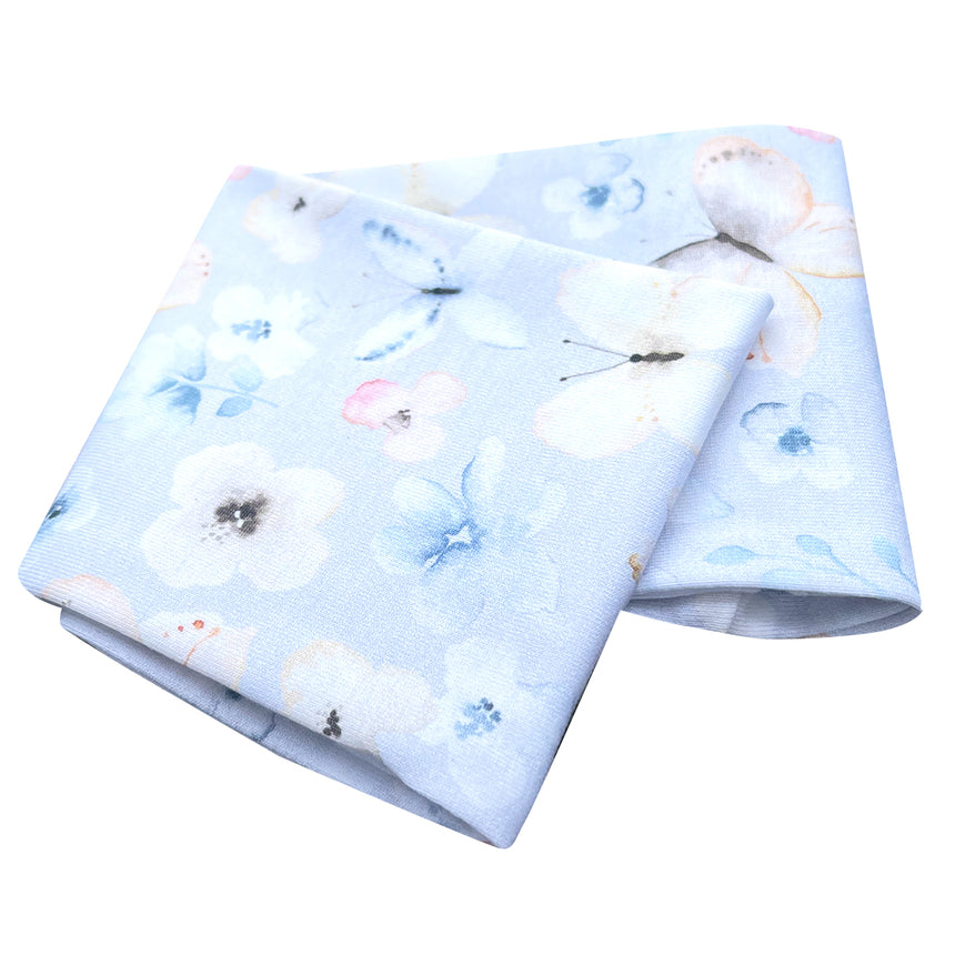 Wollhuhn Elastisches Öko Stirnband/Haarband Jersey Zweilagig Breit Blumen Zartblau, gefaltet, mit Schmetterlings- und Blumenmuster, handgemacht aus Bio-Baumwolle, weich und vielseitig.